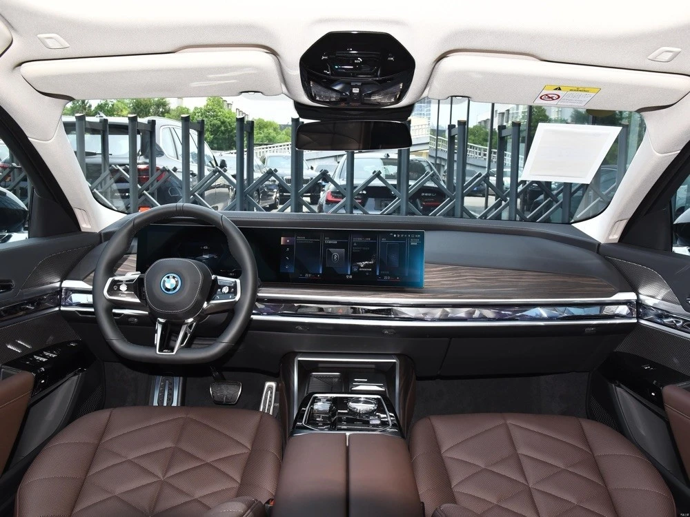 BMW i7 charging options
